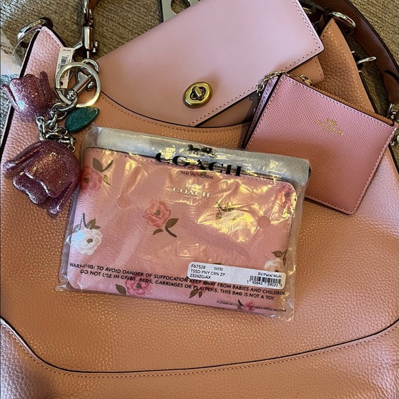 TODAY!! NWT! Coach Petal Pink Small Hobo 5 set- - Picture 2 of 14